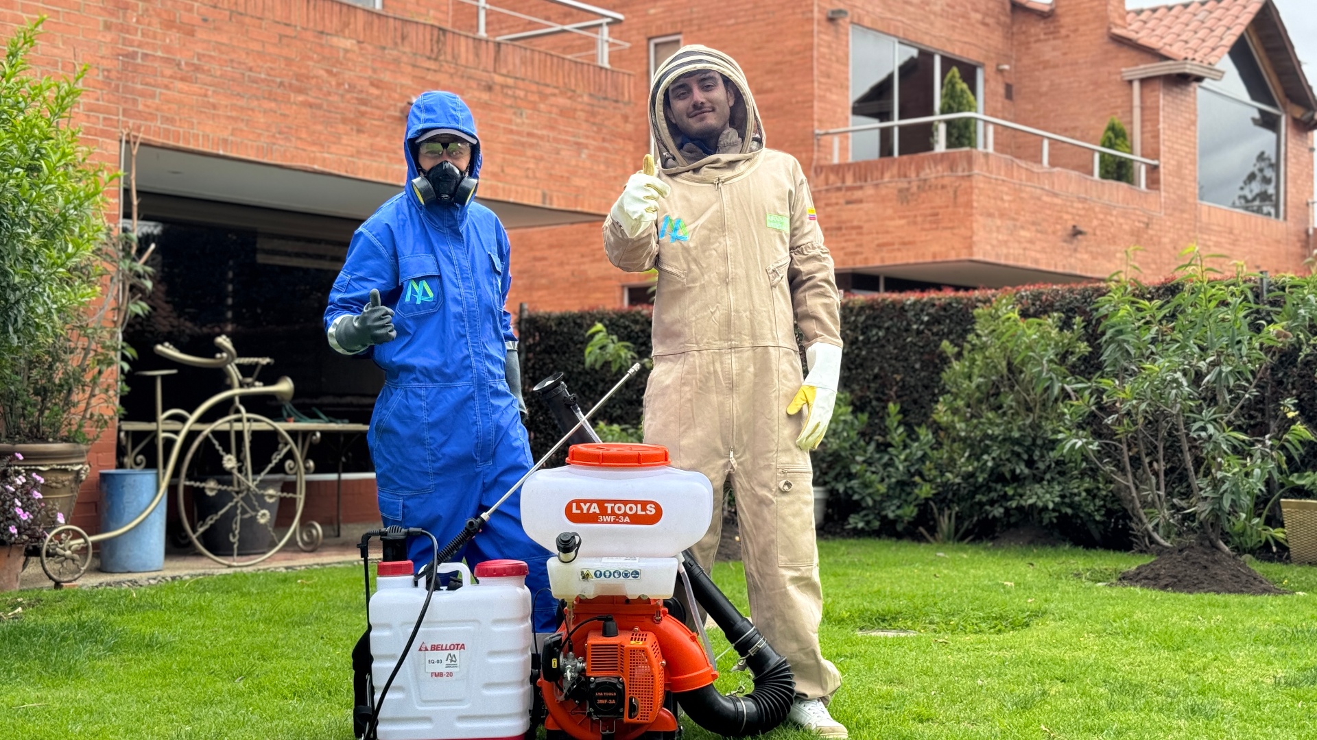 Equipo de técnicos profesionales de Asociados Antiplagas con equipos de fumigación en Bogotá y Cundinamarca