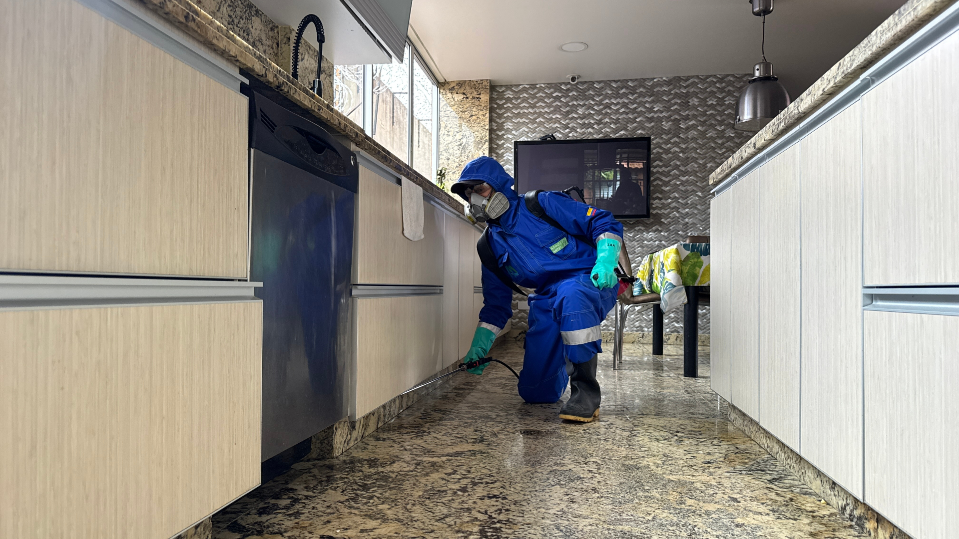 Técnico realizando servicio profesional