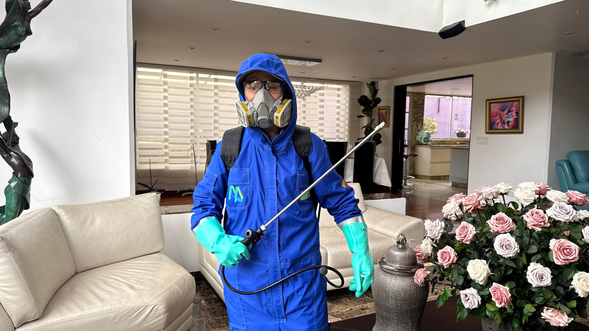 Técnico profesional identificando plagas comunes en Tocancipa, Bogotá