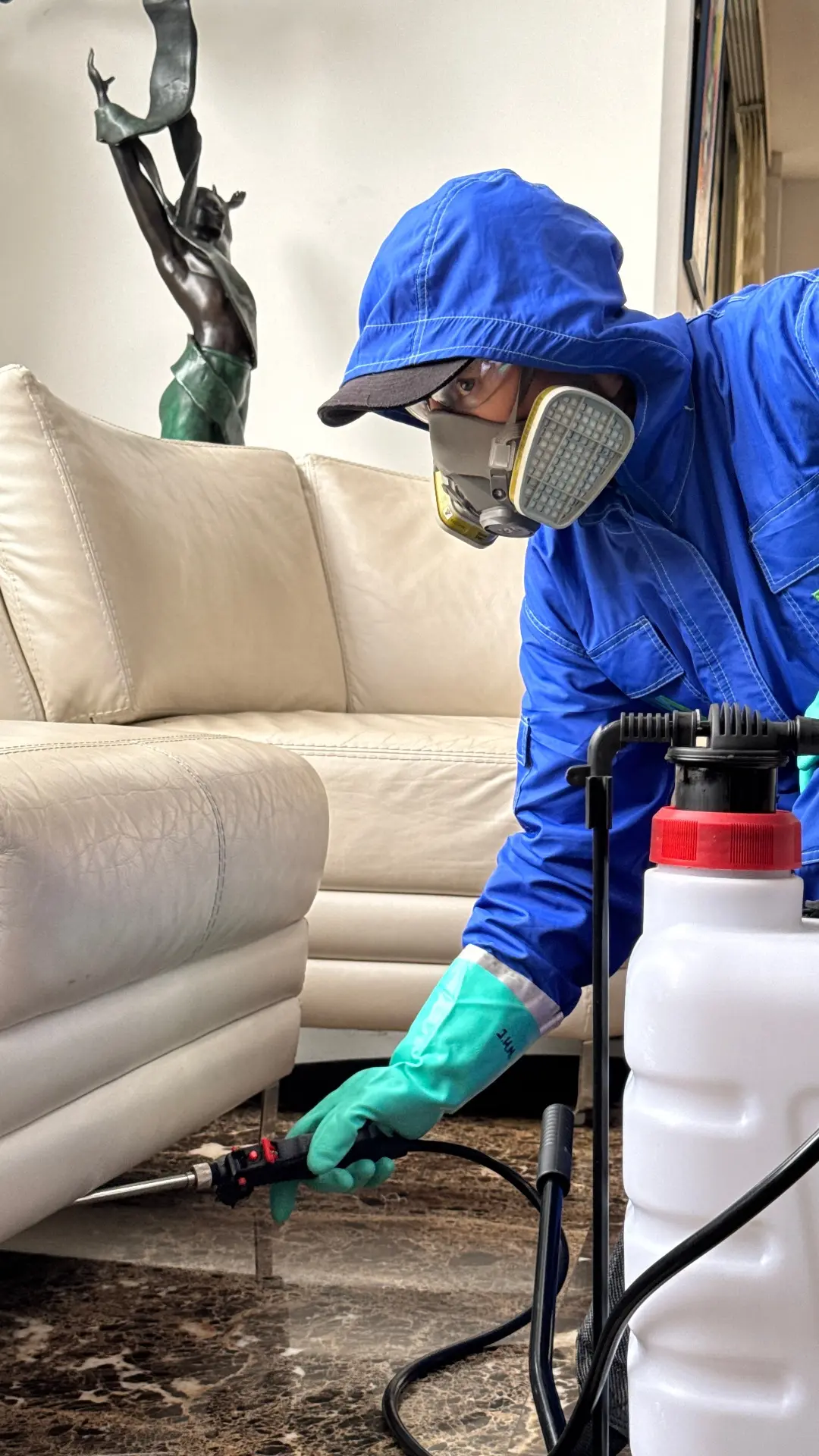 Técnico profesional de Asociados Antiplagas realizando Control de Roedores en Bogotá
